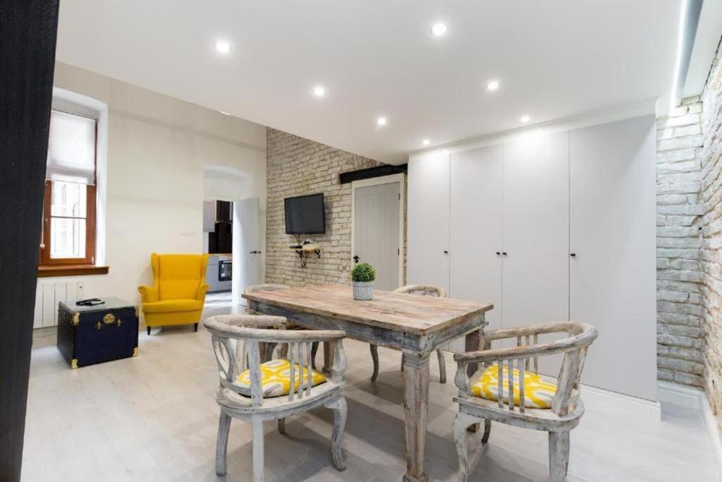 Vintage Vibe: Your Escape Appartement Boedapest