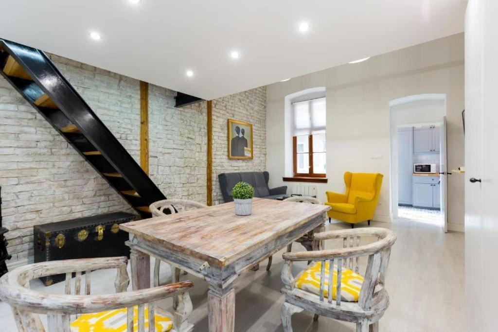 Vintage Vibe: Your Escape Apartamento