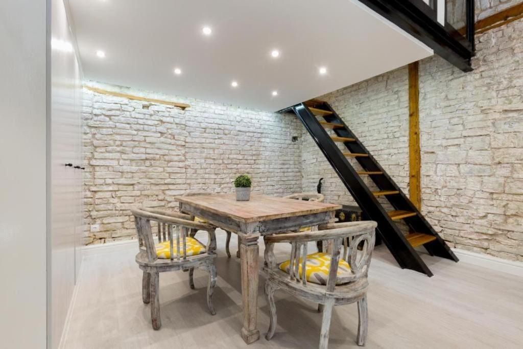 Vintage Vibe: Your Escape Apartamento *