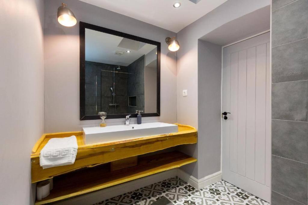 Vintage Vibe: Your Escape Apartamento