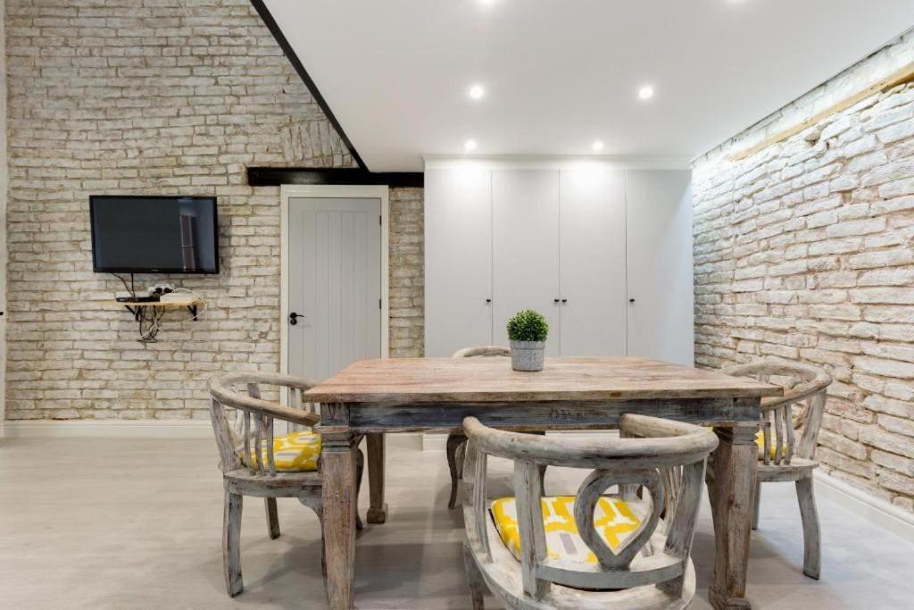 Vintage Vibe: Your Escape Apartamento *