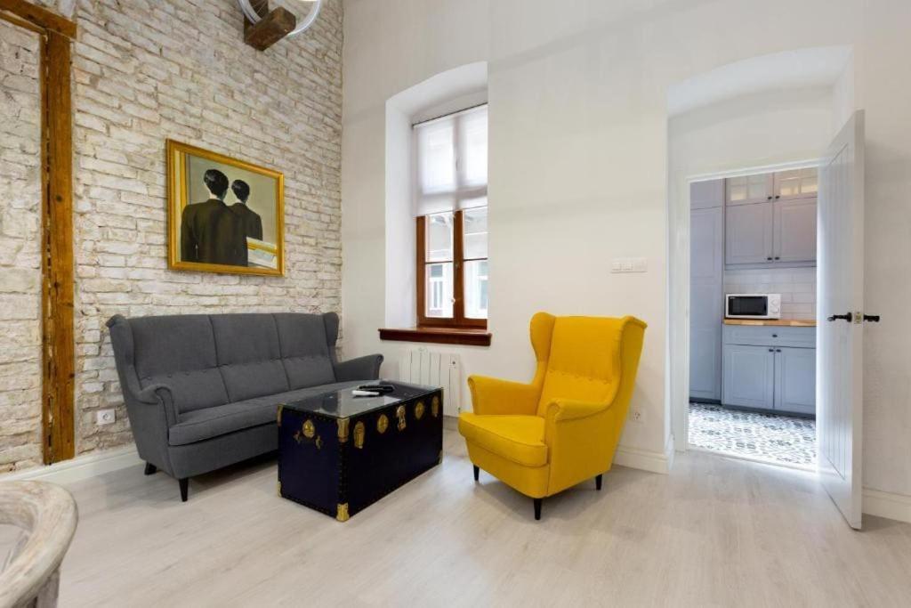 Apartment Vintage Vibe: Your Escape *