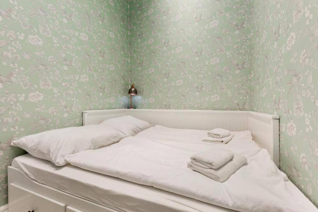 Apartment Vintage Vibe: Your Escape *